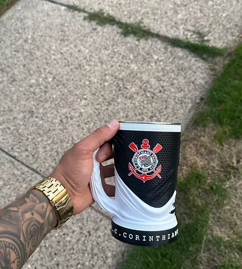 Caneca 3D do Corinthians na mão