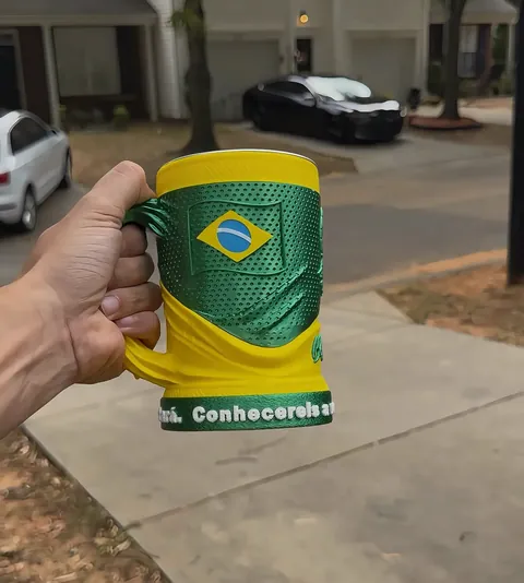 Caneca 3D Brasil verde e amarela na mão