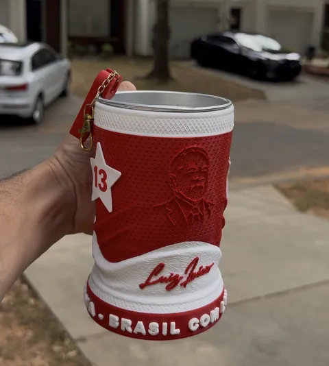 Caneca 3D Lula 13 na mão