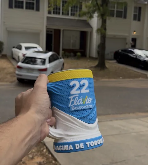 Caneca 3D Flávio Bolsonaro 22 na mão