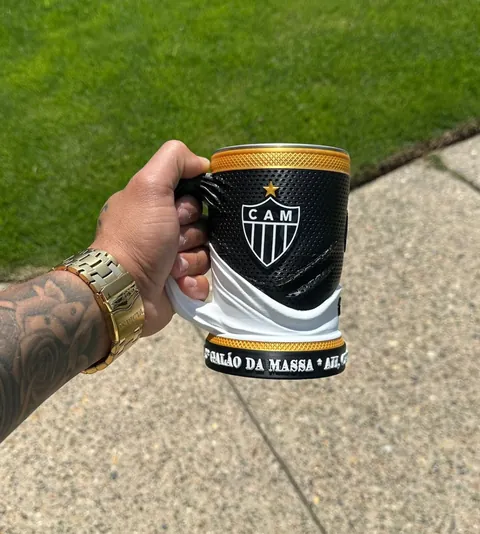 Caneca 3D do Atlético Mineiro na mão