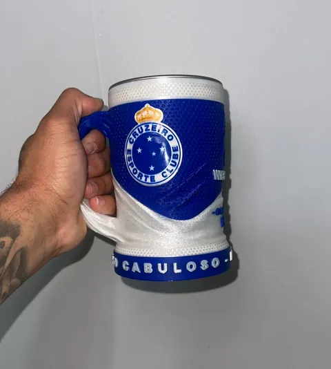 Caneca 3D do Cruzeiro na mão