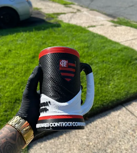 Caneca 3D do Flamengo na mão